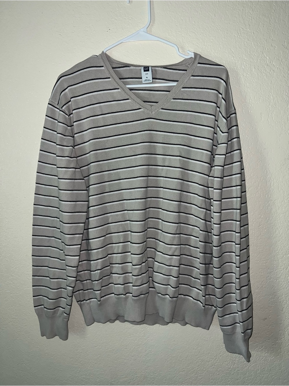 GAP Men’s V-Neck Striped Sweater in Light Gray and Black